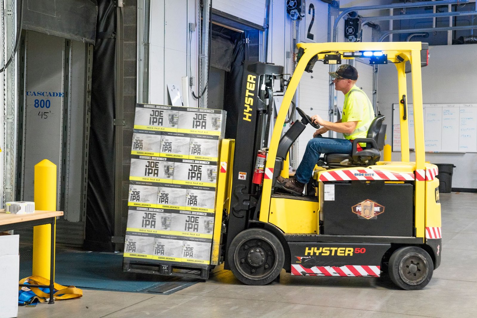 Operatörün paleti güvenle istiflediği kiralık forklift